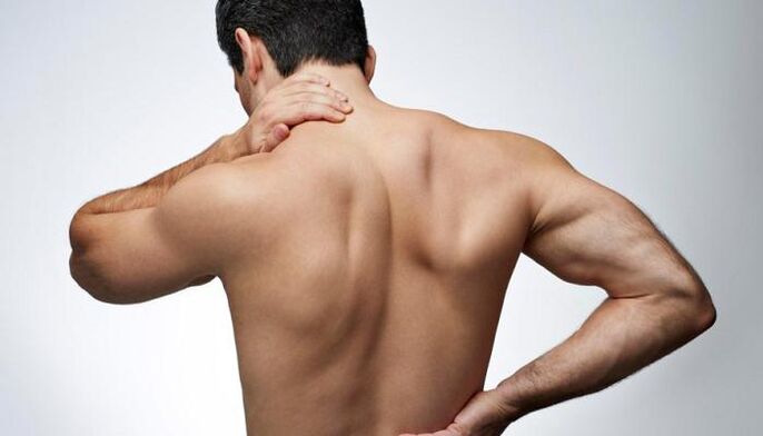 La hernie intervertébrale se manifeste par des maux de dos et contribue à une diminution de la puissance. 